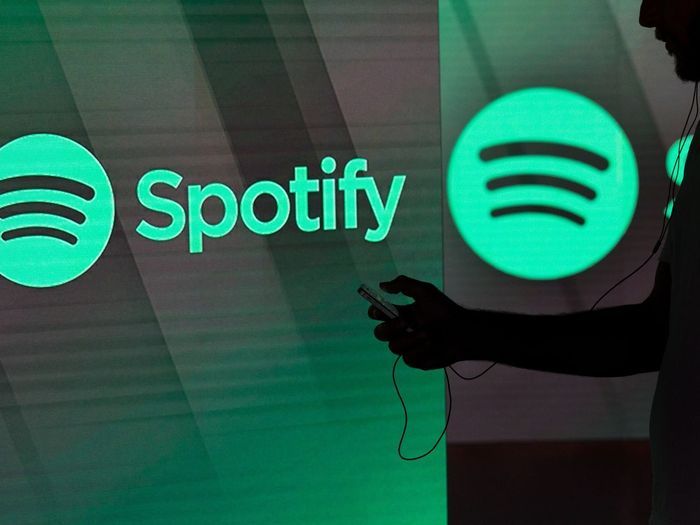 На бесплатных аккаунтах Spotify можно будет слушать музыку офлайн до 30 минут в сутки