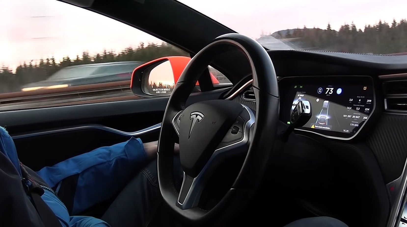 В Канаде автопилот Tesla начал уходить от погони, пока водитель спал