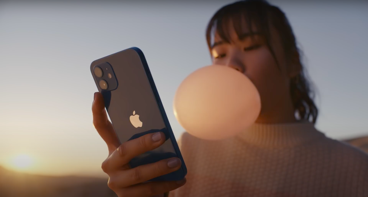 Российский оператор из Голливуда снял для Apple рекламу iPhone 12