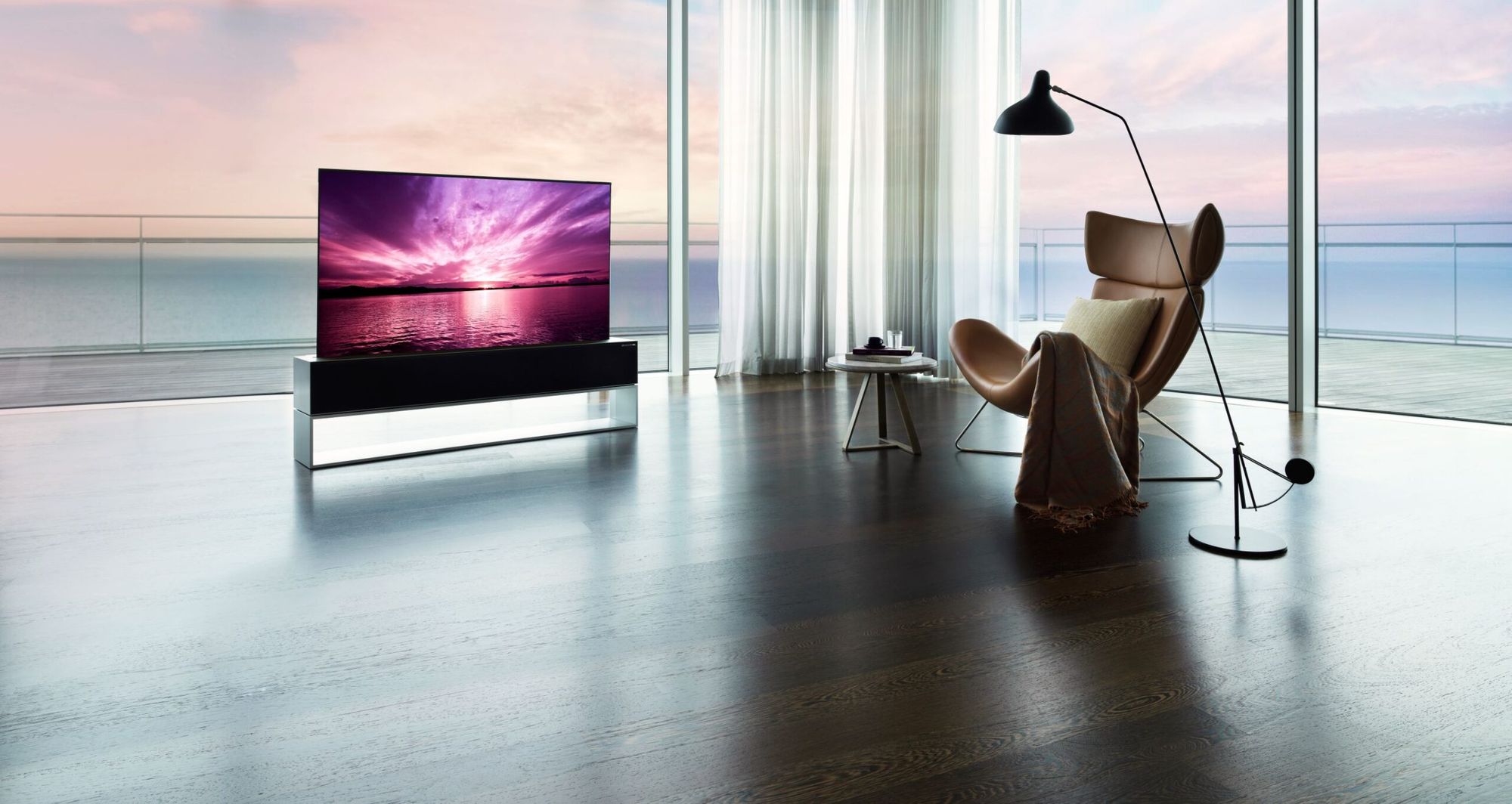 LG выпустила первый в мире телевизор-рулон Signature OLED R за $87 000