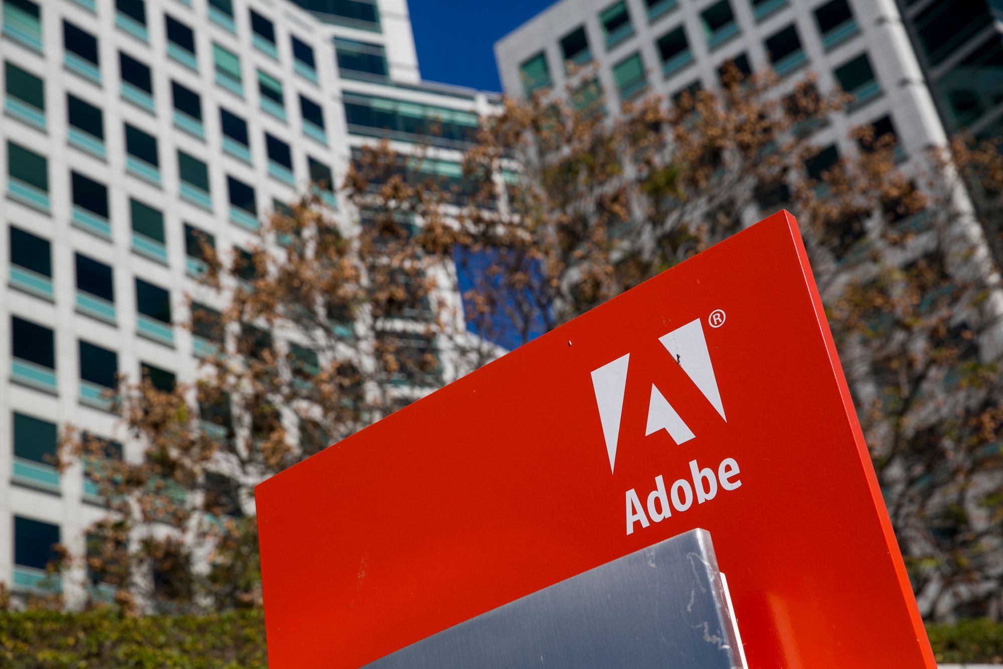 Adobe анонсировала технологию, помогающую бороться с «дипфейками»