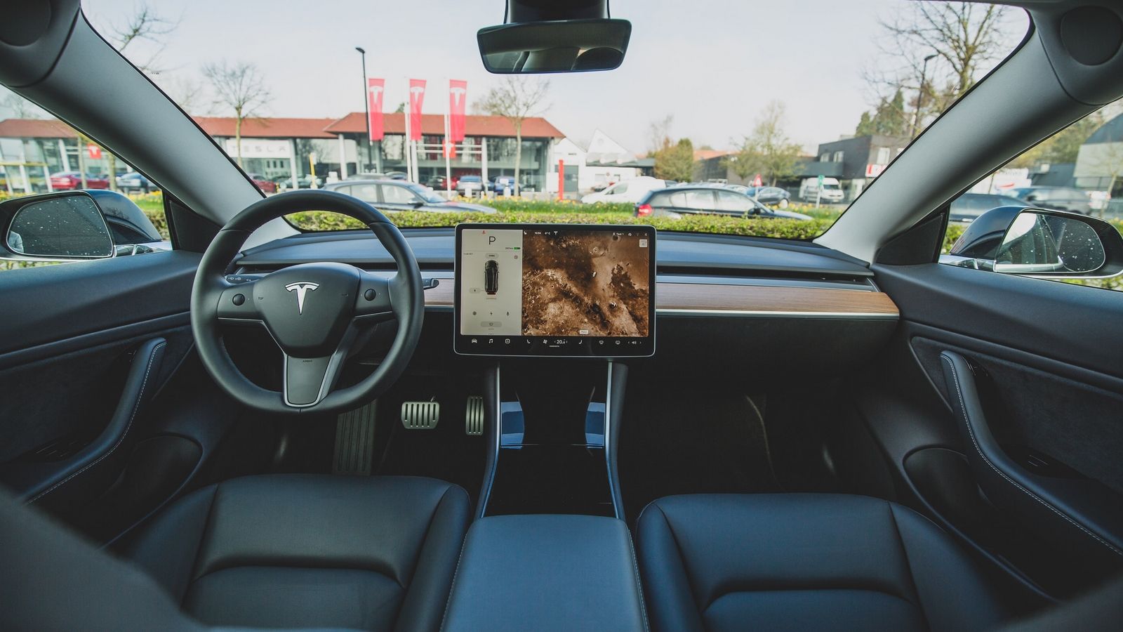 Tesla запустила бета-версию автопилота, работающего без участия человека