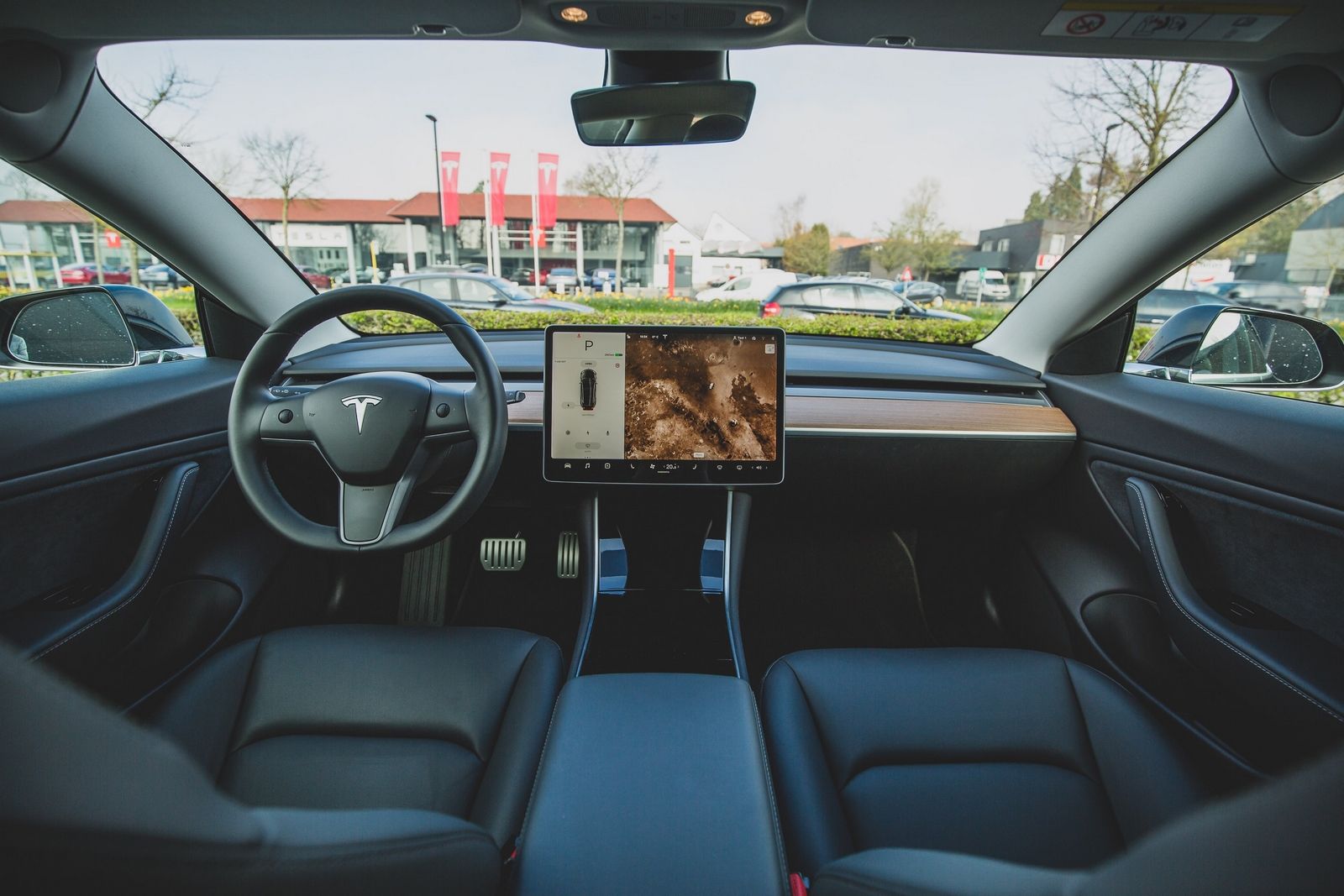 Камера в Tesla Model 3 потенциально может следить за внимательностью водителя за дорогой