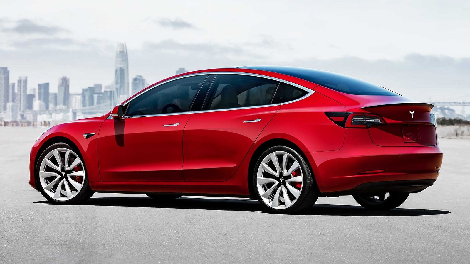 Автопилот в Tesla получил средние оценки в тестах систем помощи водителю