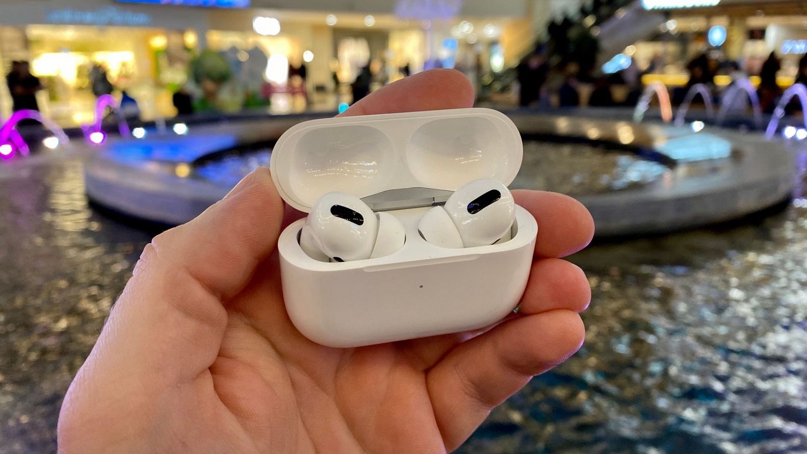 Предполагаемые AirPods третьего поколения засветились на фото