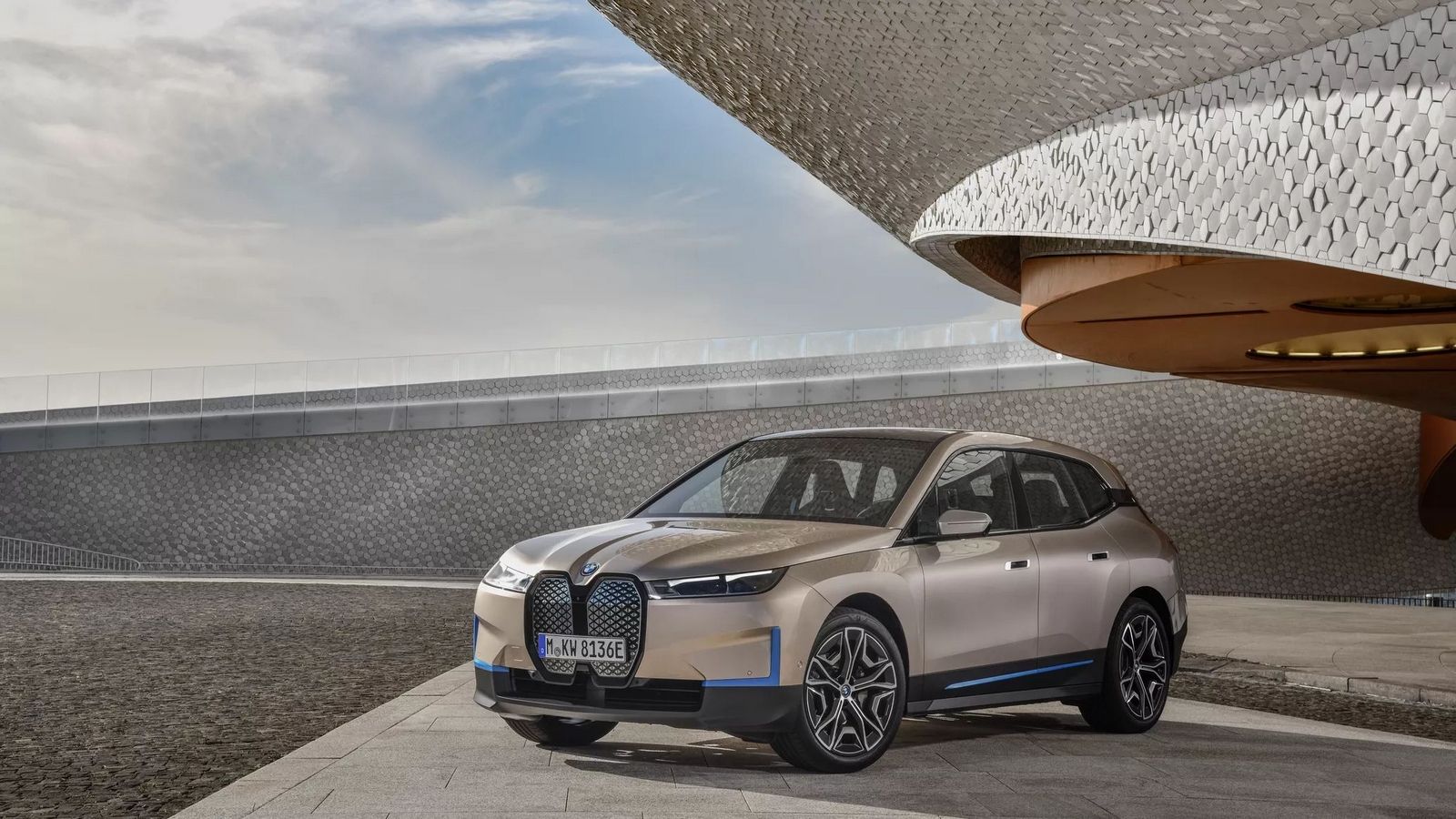 BMW представила электрокроссовер iX