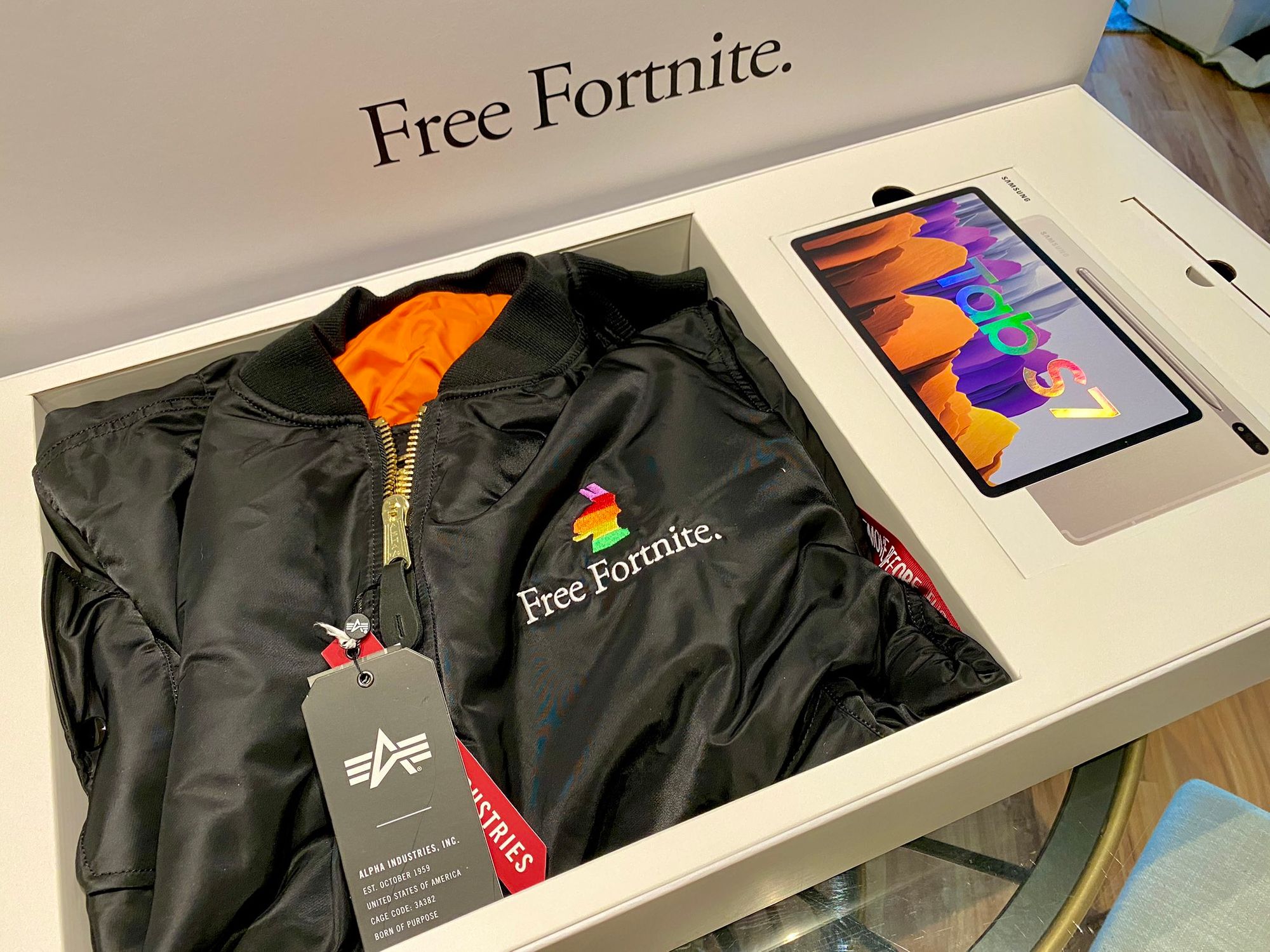 Epic Games и Samsung троллят Apple: компании призвали блогеров «освободить» Fortnite