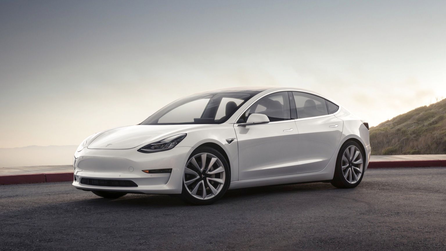 Олег Тиньков подарил электрокары Tesla лучшим сотрудникам своего банка
