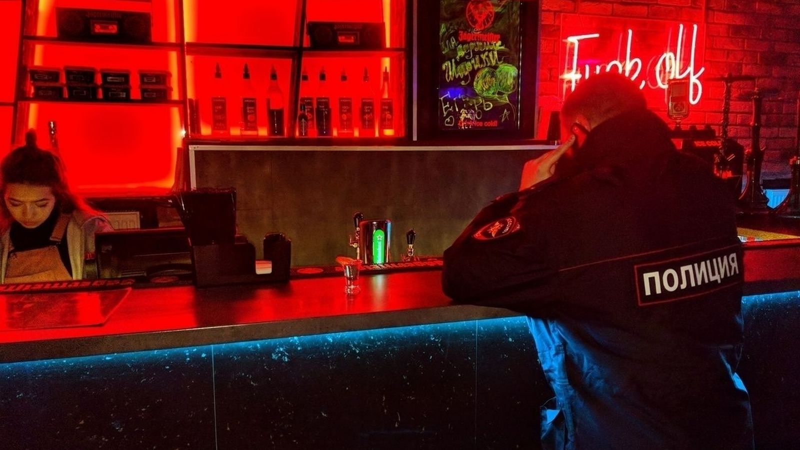 Полицейские обходят заведения общепита в Москве, требуя отключить Wi-Fi