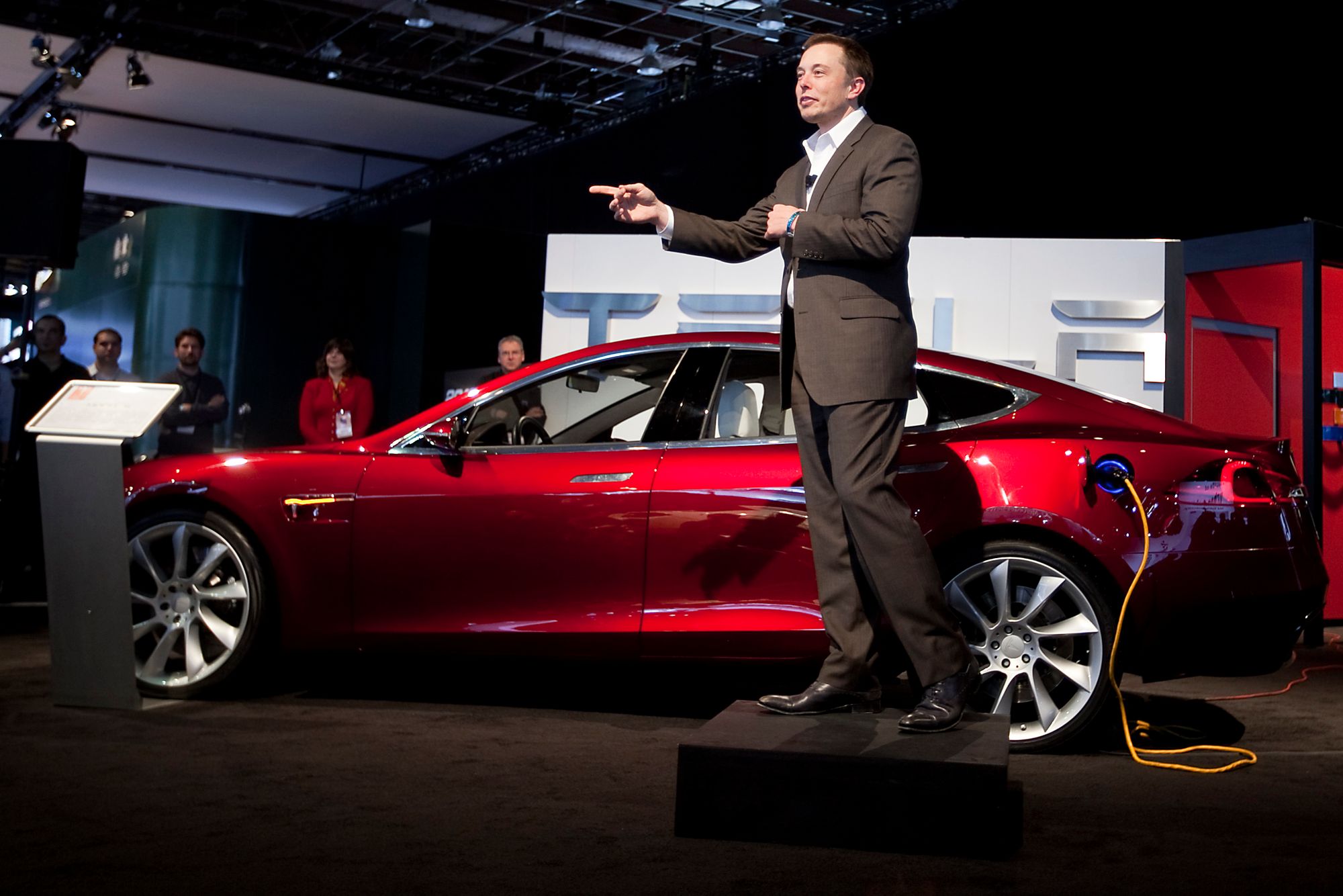 Tesla впервые стала прибыльной, потому что помогала конкурентам продавать бензиновые авто