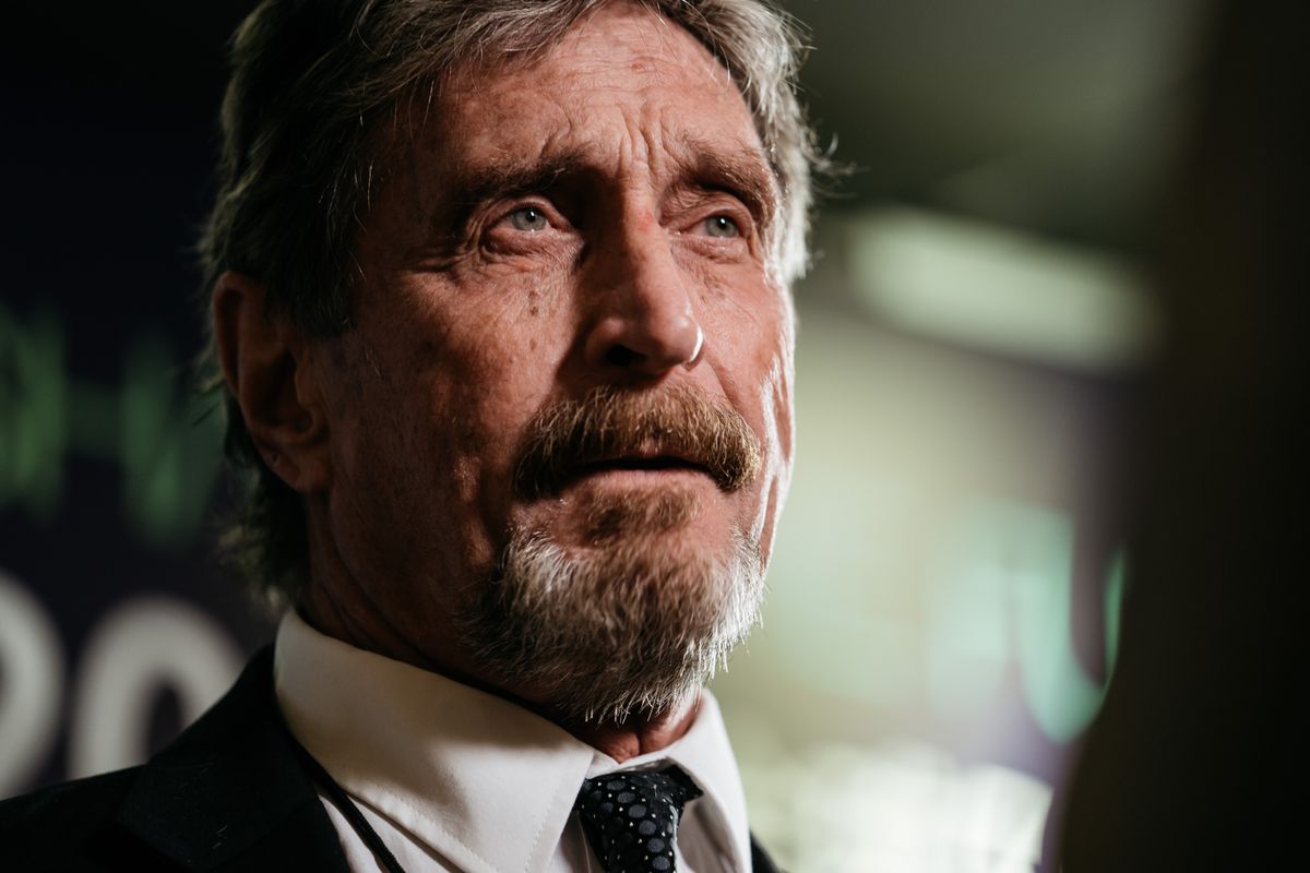 Основателя McAfee обвинили в мошенничестве с криптовалютой — ему грозит пожизненный срок