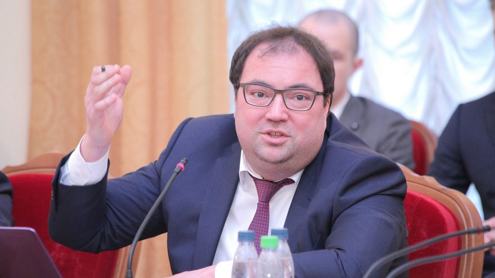 Максут Шадаев подписал законопроект, приравнивающий обезличенные данные к персональным