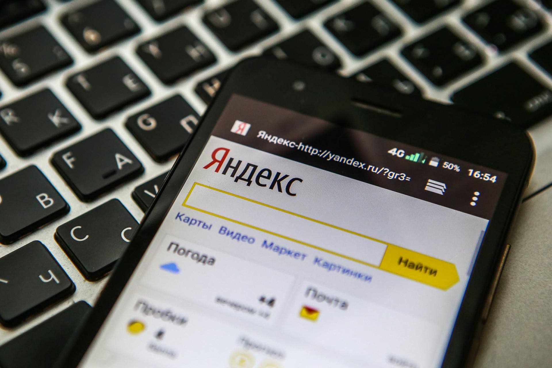 Власти могут обязать устанавливать на смартфоны российский поисковик по умолчанию
