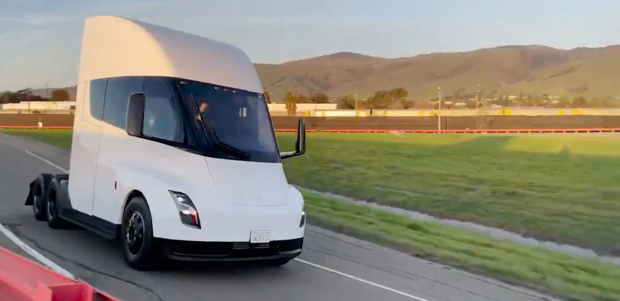 Tesla впервые опубликовала видео с электрогрузовиком Tesla Semi в движении