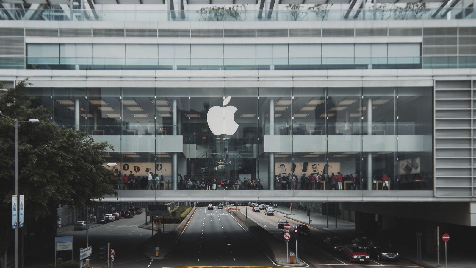 Apple судится со своим бывшим дизайнером