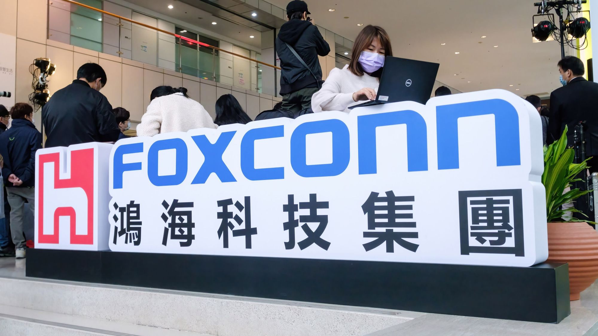 Foxconn сократит поставки электроники из-за дефицита чипов на глобальном рынке
