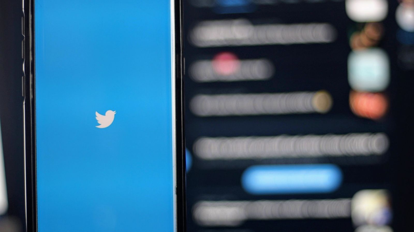 Twitter начал требовать у российских пользователей удалить старые твиты с неполиткорректными шутками