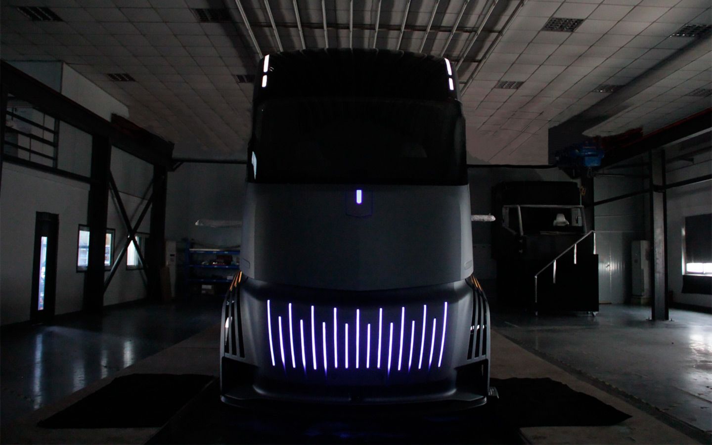 Опубликованы первые изображения конкурента Tesla Semi от Geely