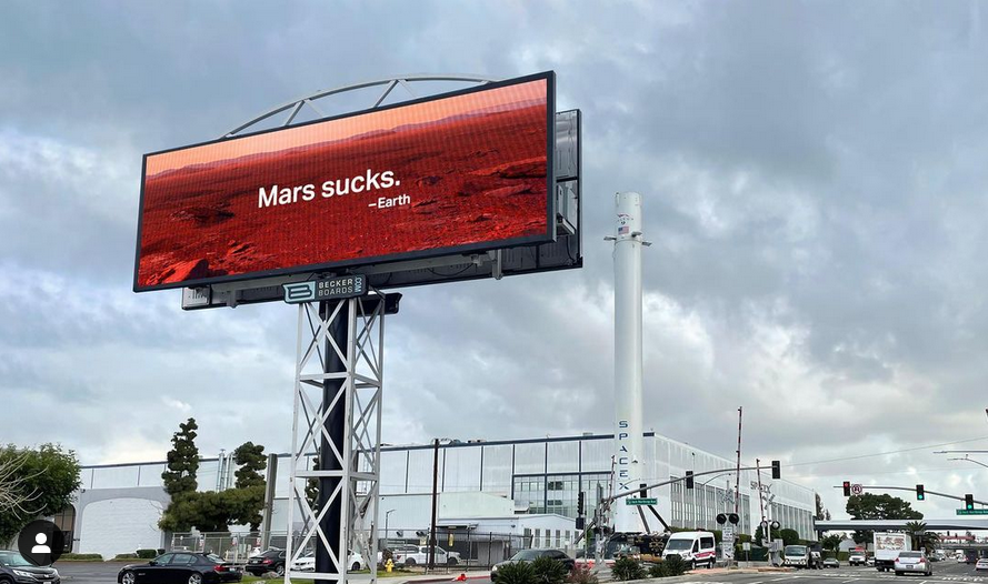 Рядом со штаб-квартирой SpaceX разместили билборд «Марс — отстой»