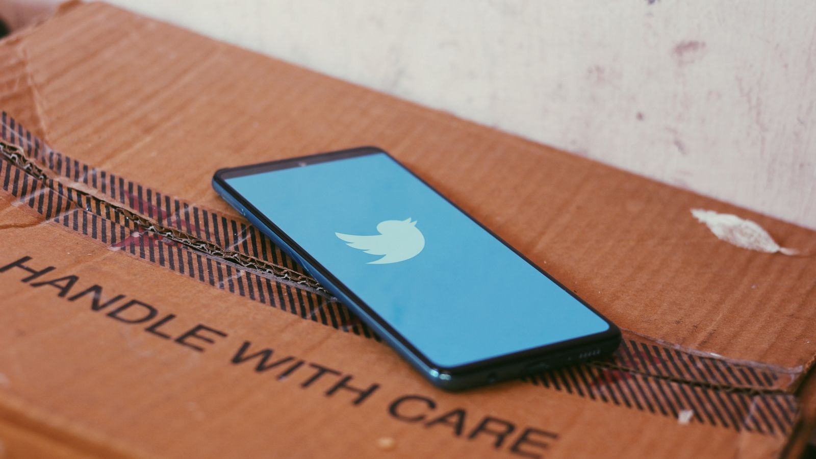 Роскомнадзор решил не блокировать Twitter и продолжить ограничение его трафика