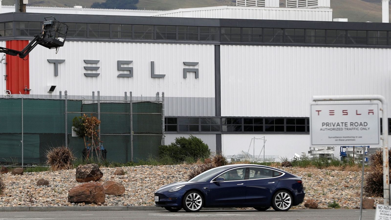 Россиянин, пытавшийся совершить кибератаку на Tesla, отделался штрафом и депортацией из США