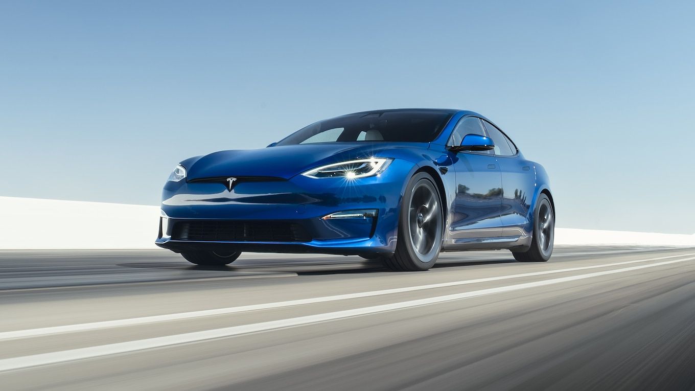 На Tesla S Plaid действительно можно разогнаться «до сотни» за пару секунд, но это не так просто