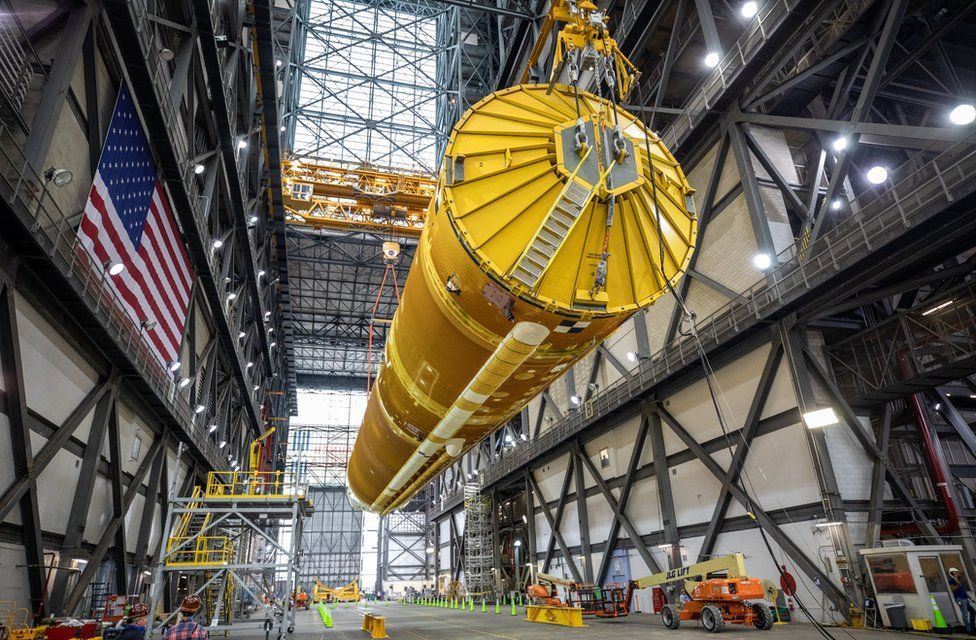 NASA показала ракету, которая отправит астронавтов на Луну