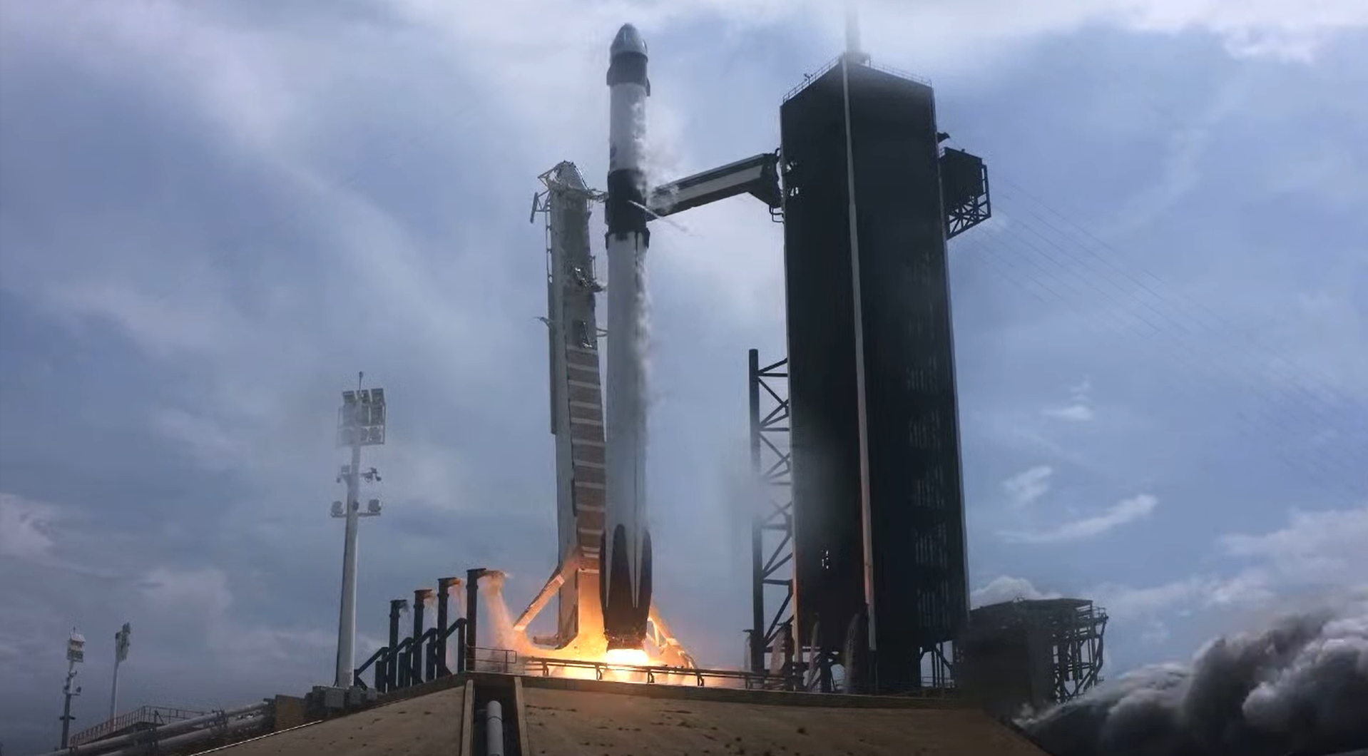 SpaceX запустит свой первый плавучий космодром в 2022 году