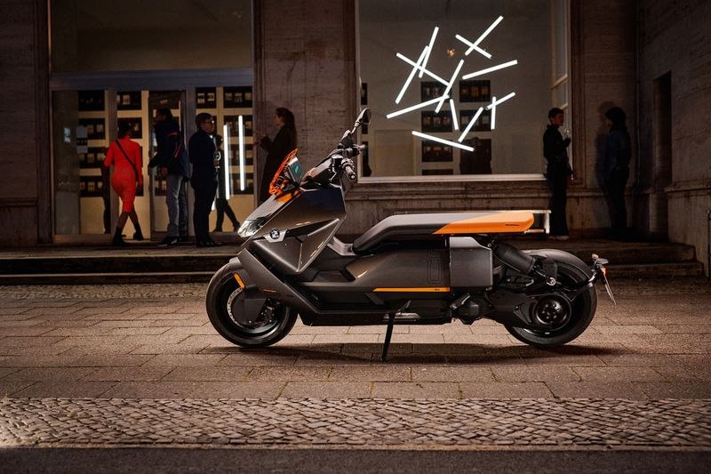 BMW представила футуристичный электроскутер Motorrad CE 04