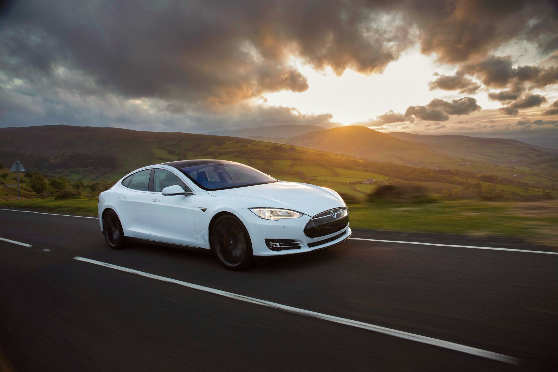 Tesla объявила о запуске премиум-подписки на автопилот за $199