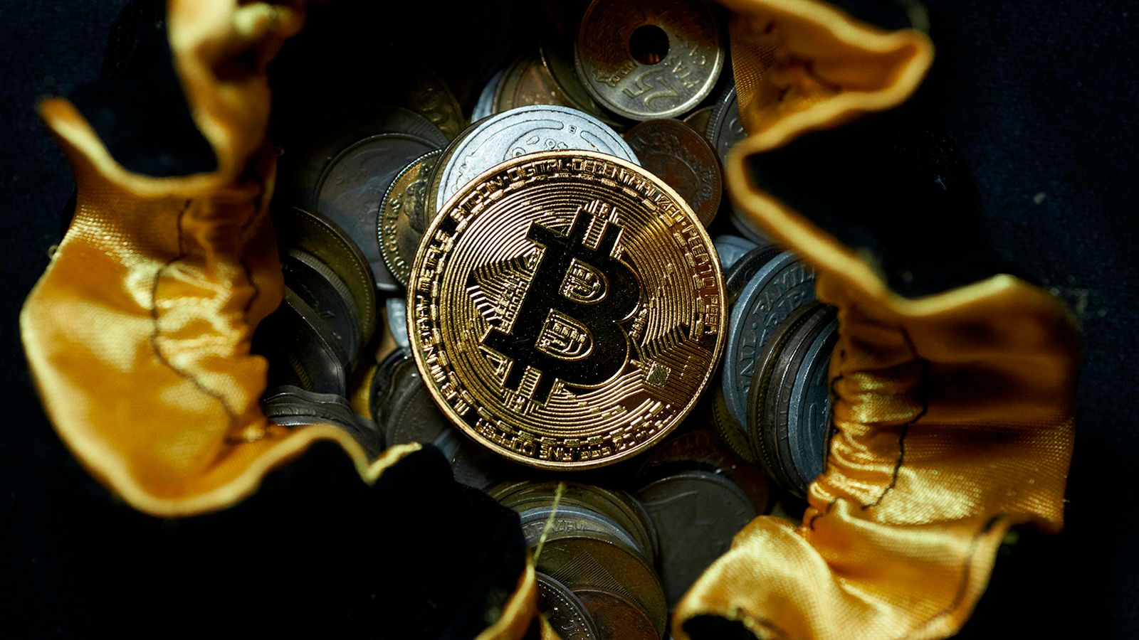 Росфинмониторинг планирует отслеживать операции с биткоинами