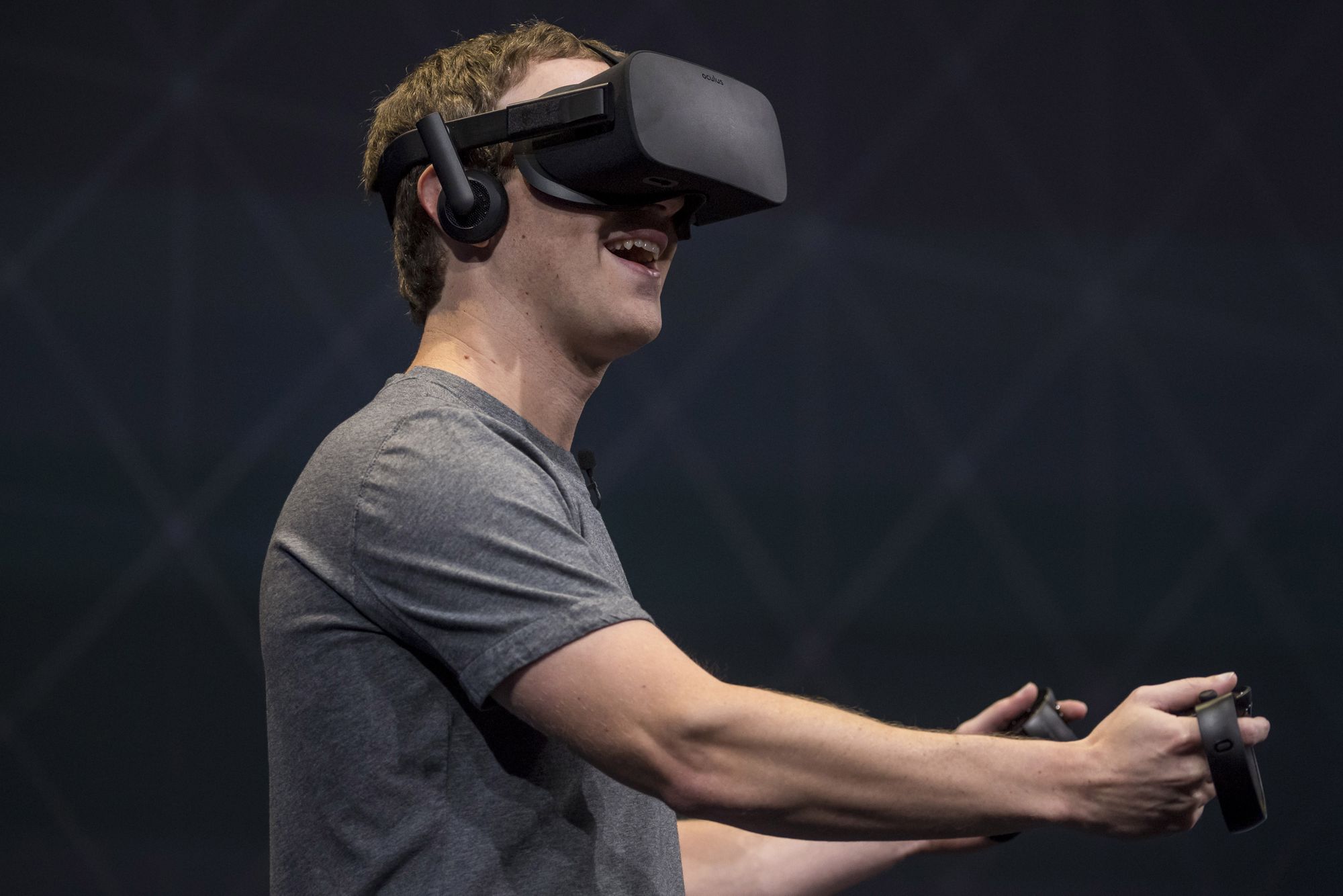 Пользователи Facebook начали скупать VR-шлемы компании, чтобы связаться с техподдержкой