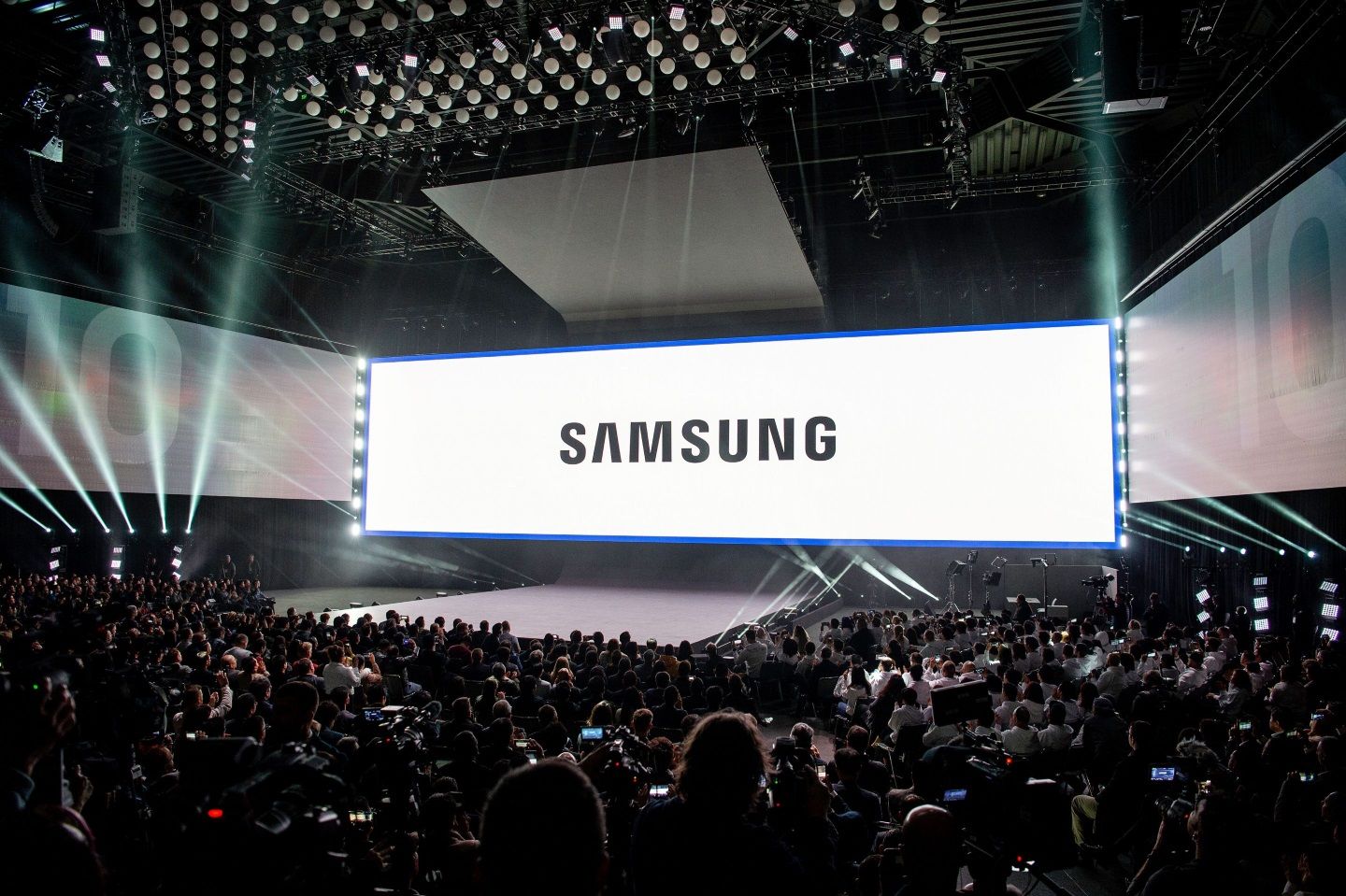 Характеристики и рендеры новых гибких смартфонов Samsung Galaxy Z