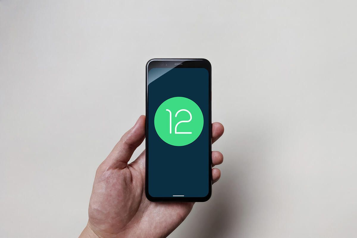В Android 12 появится возможность управлять смартфоном мимикой лица