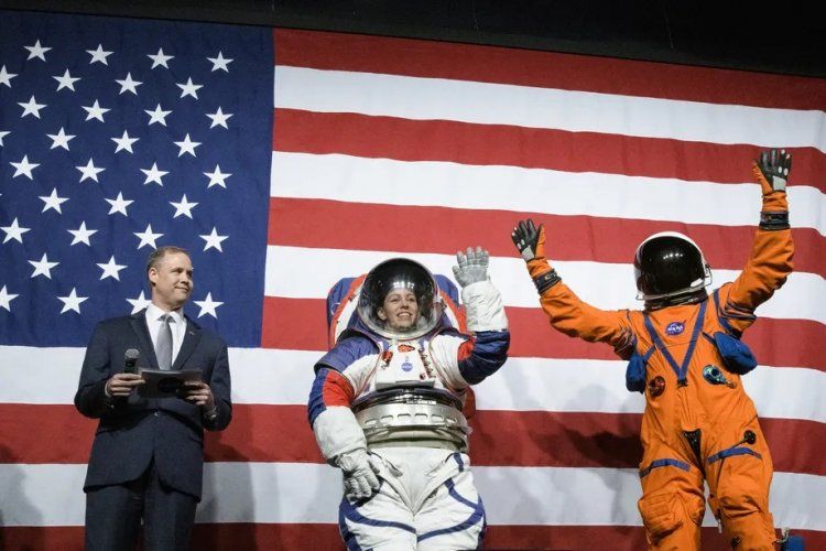NASA перенесёт высадку на Луну из-за неготовности скафандров