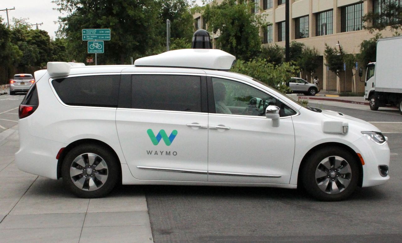Беспилотные автомобили Waymo почему-то постоянно паркуются на тупиковой улице