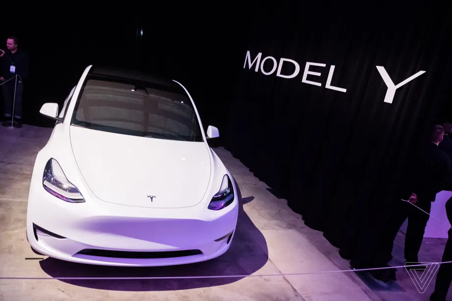 Автомобиль Tesla под управлением бета-версией автопилота попал в аварию