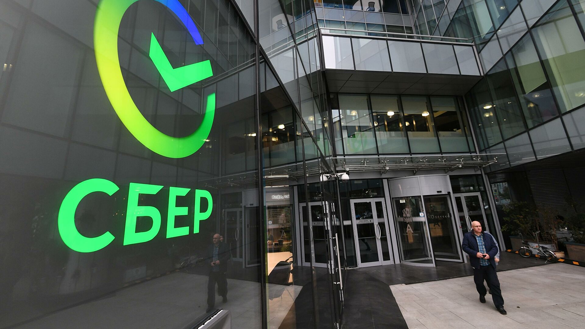 Сбер продаст долю в компании, контролирующей VK