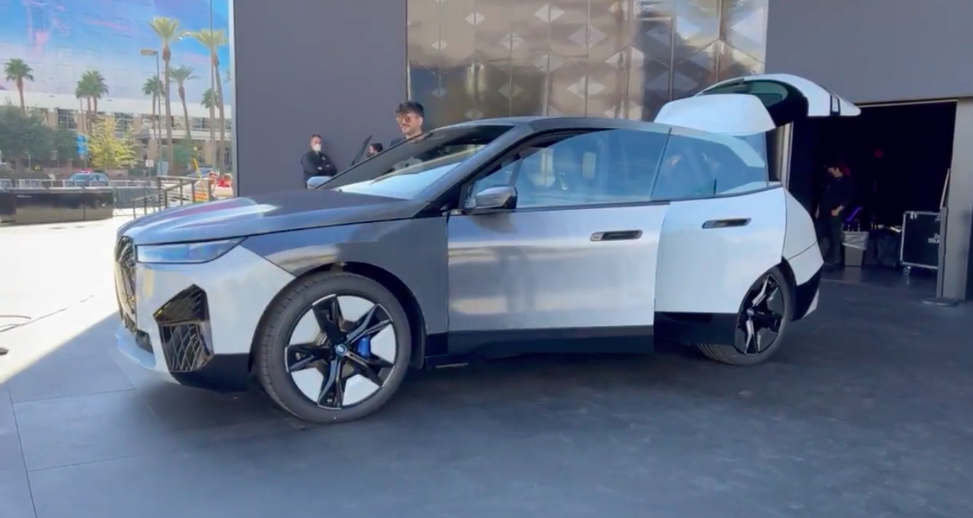 BMW показала электрокроссовер, который за секунды меняет цвет кузова