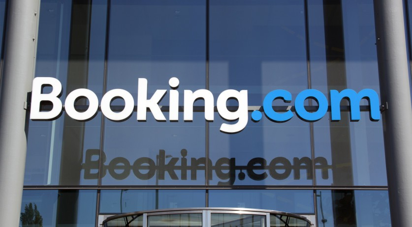 Глава Booking.com через видео уволил более 2700 сотрудников