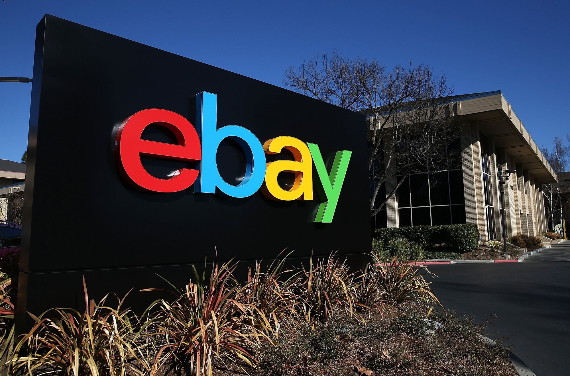 eBay приостановила все транзакции для пользователей из России
