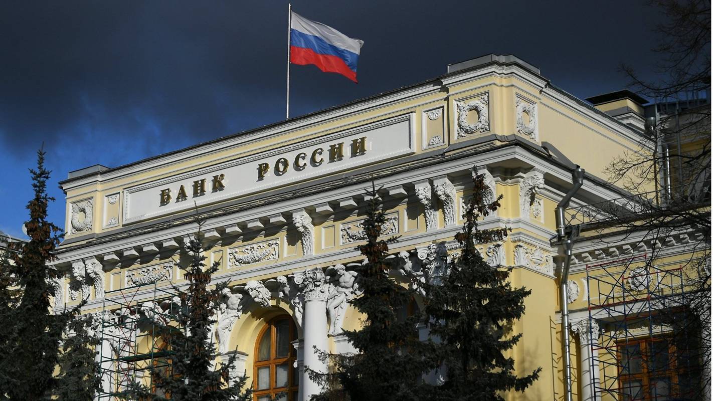 ЦБ обязал брокеров ввести комиссию в 30% на покупку долларов и евро на бирже