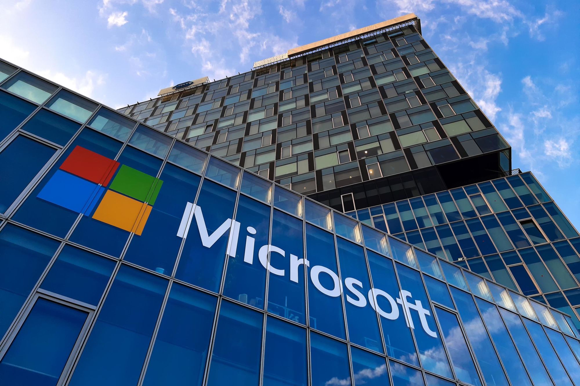 Microsoft не станет полностью уходить с российского рынка
