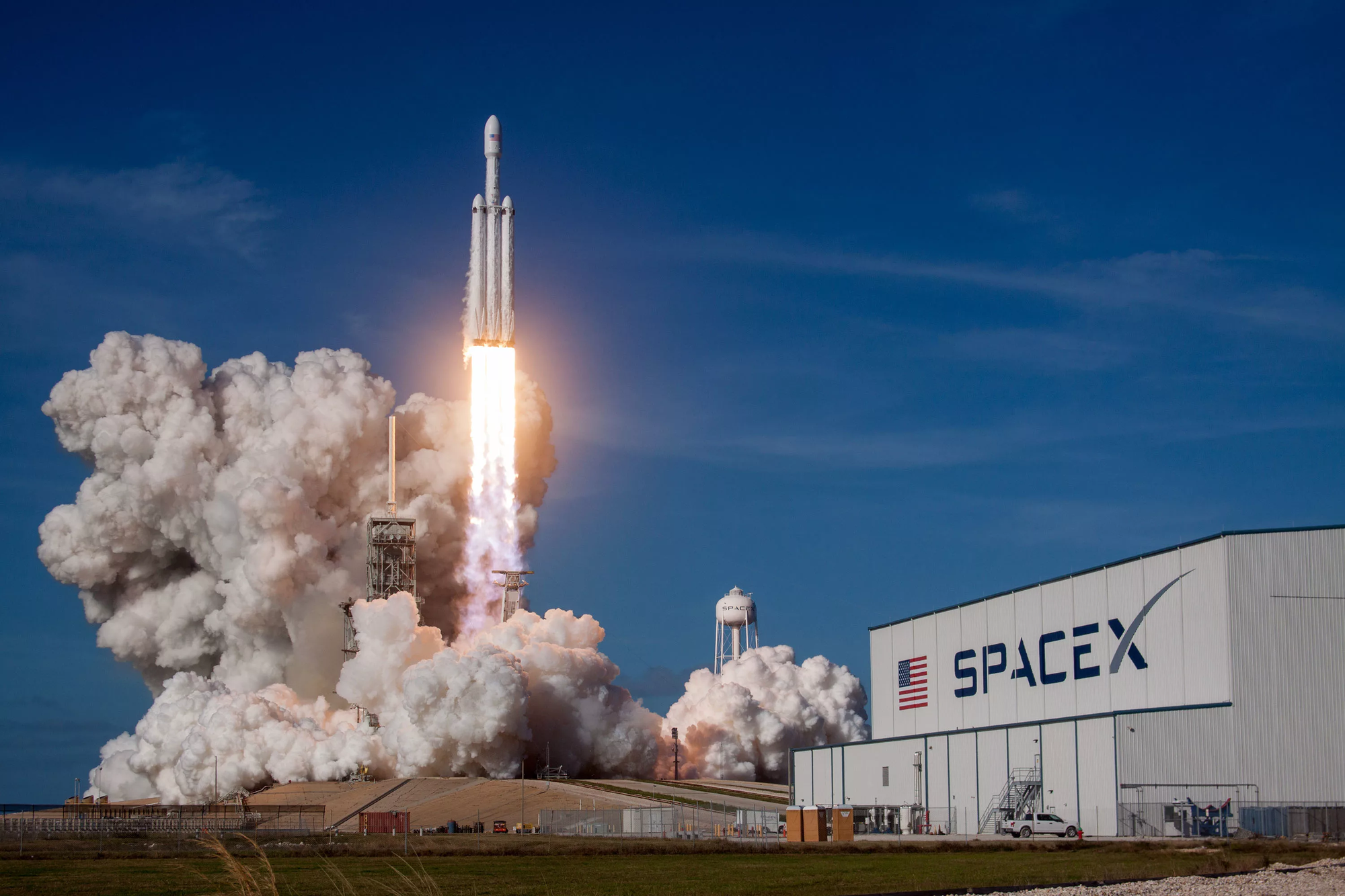 SpaceX отправила на МКС первый частный экипаж