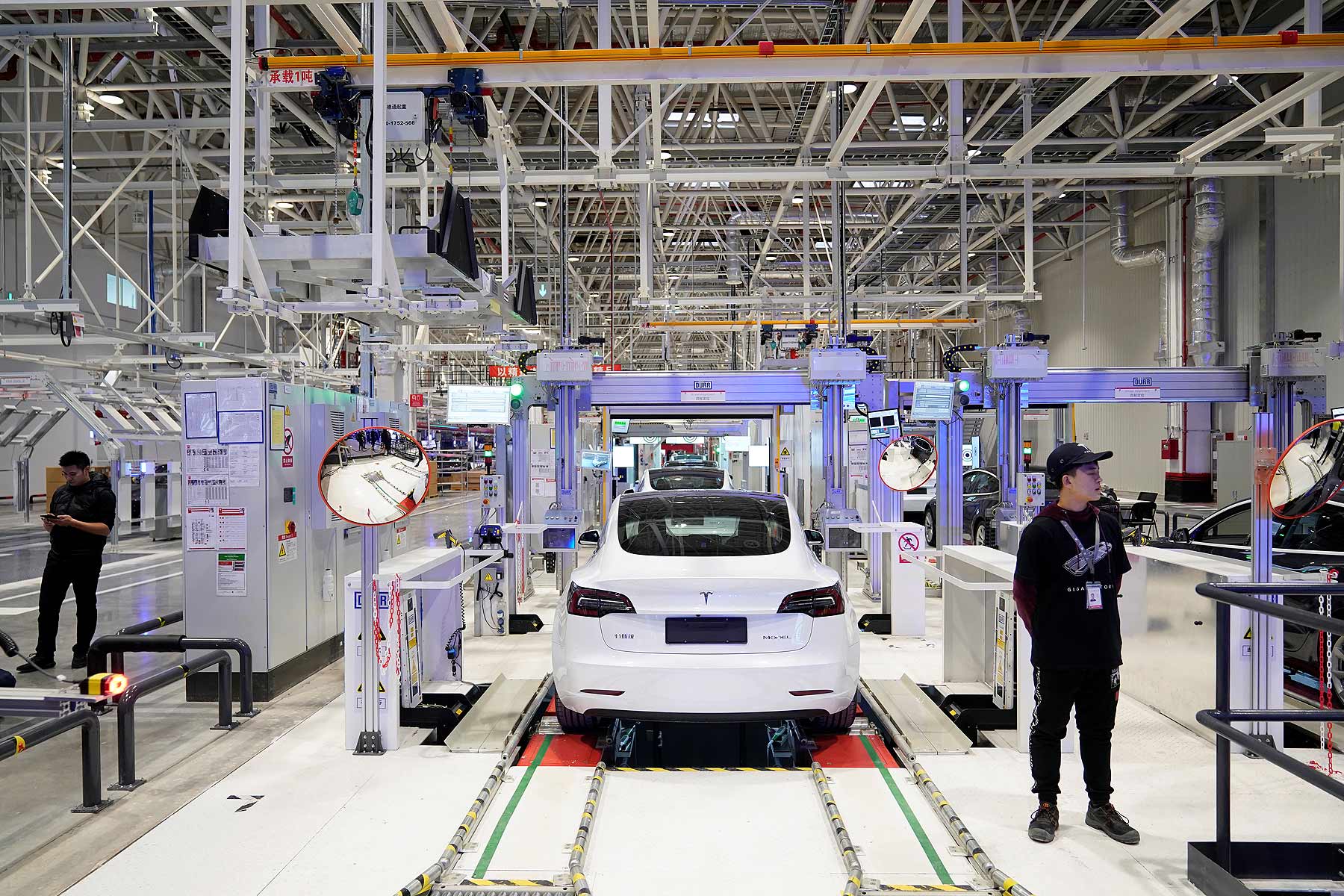 Tesla возобновила производство в Шанхае, запретив сотрудникам покидать завод