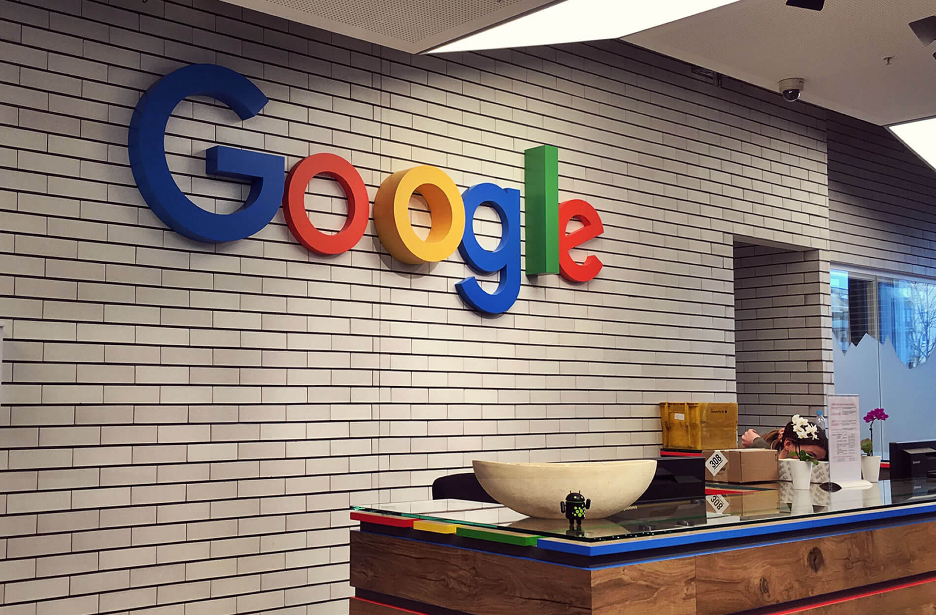 Google вывозит сотрудников российского офиса из страны