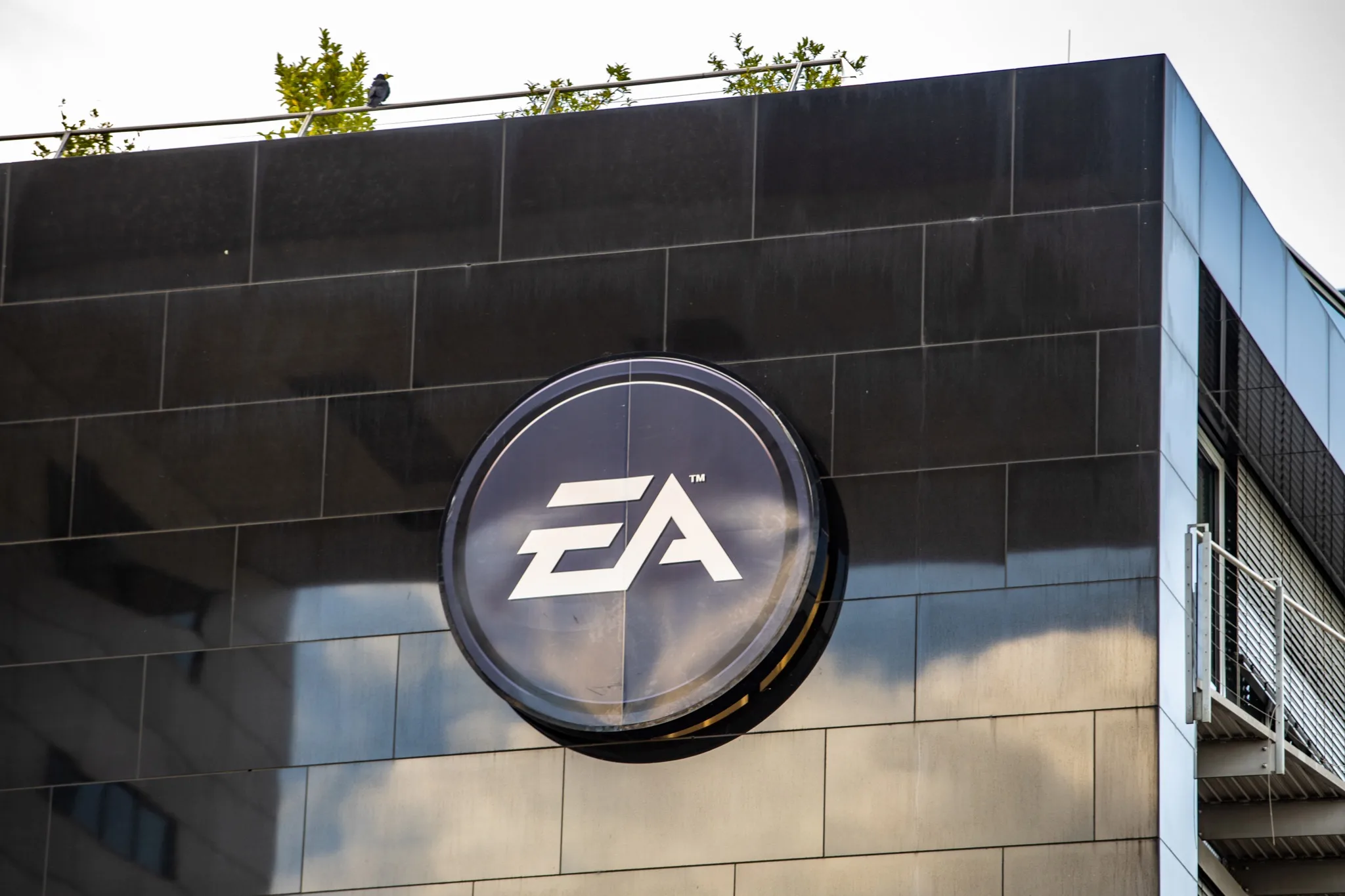 EA хотела объединиться с Disney, Amazon или Apple, но не смогла