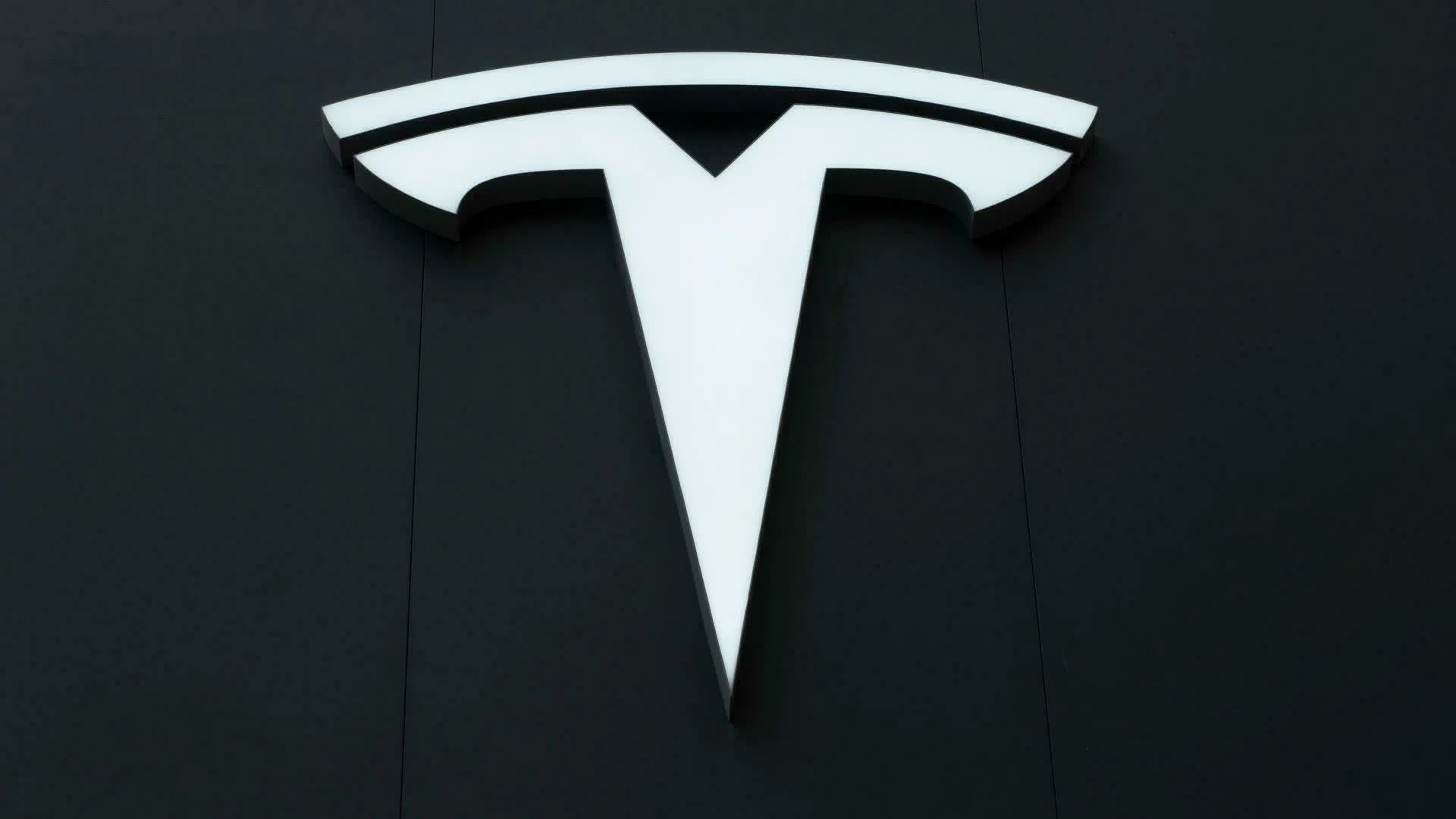 Илон Маск анонсировал появление самоуправляемого автомобиля Tesla к следующему году