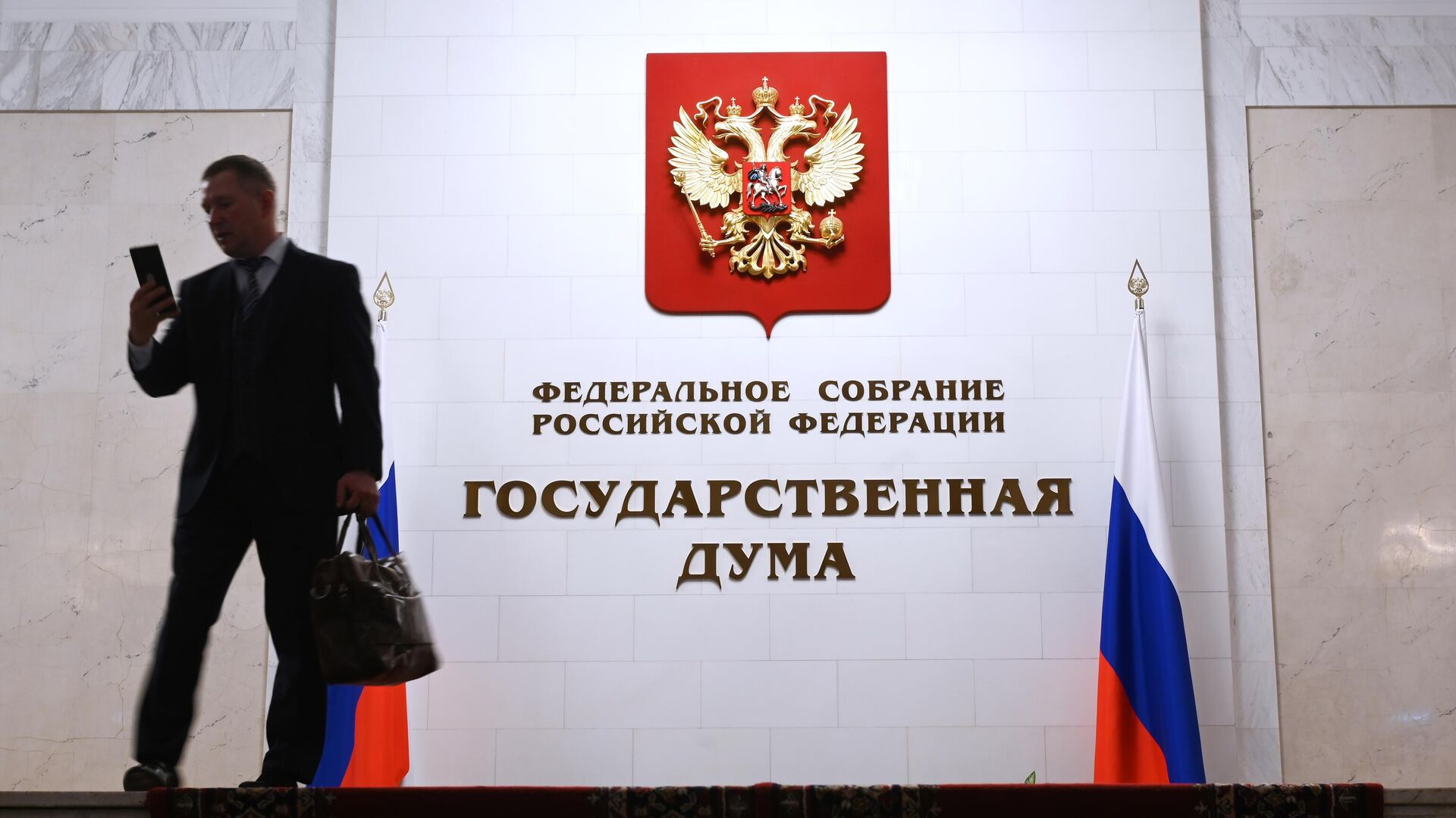 В Госдуму внесли законопроект о предустановке российского магазина приложений