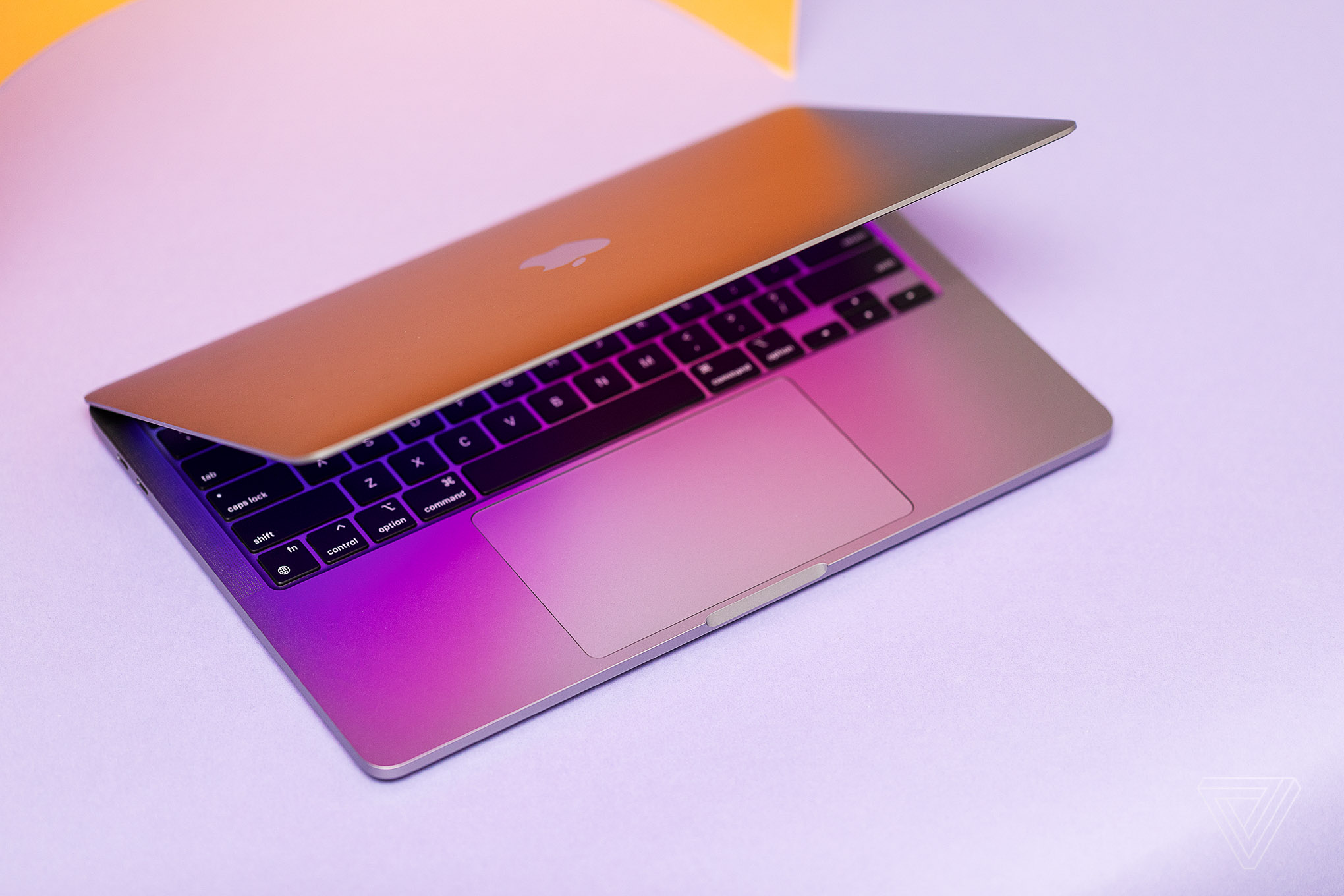 Первые владельцы MacBook Pro на базе M2 пожаловались на систему охлаждения
